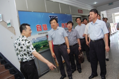 2011年8月，時任浙江省委組織部副部長莊躍成視察天通